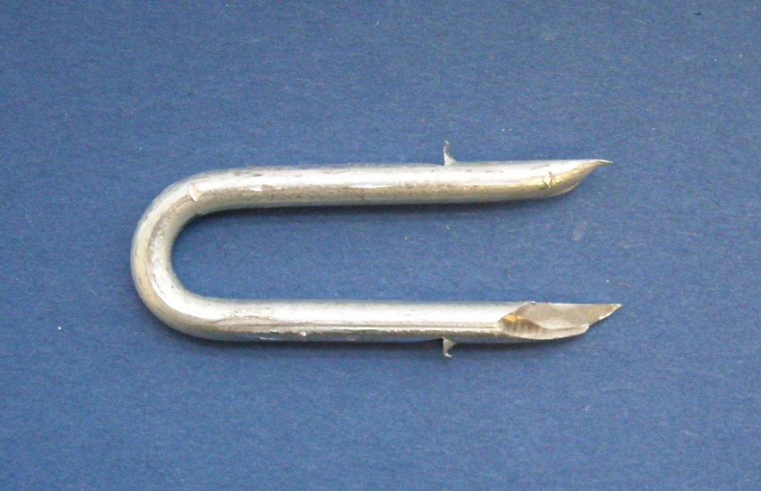 1 1/2" 8 Galvd Barbed Fence Staples 5kg Tub