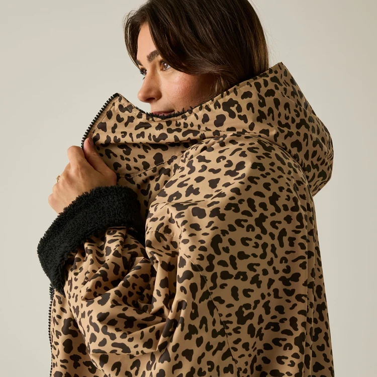 Regatta Adult Waterproof Robe - Abstract Leopard Spot - Image 5