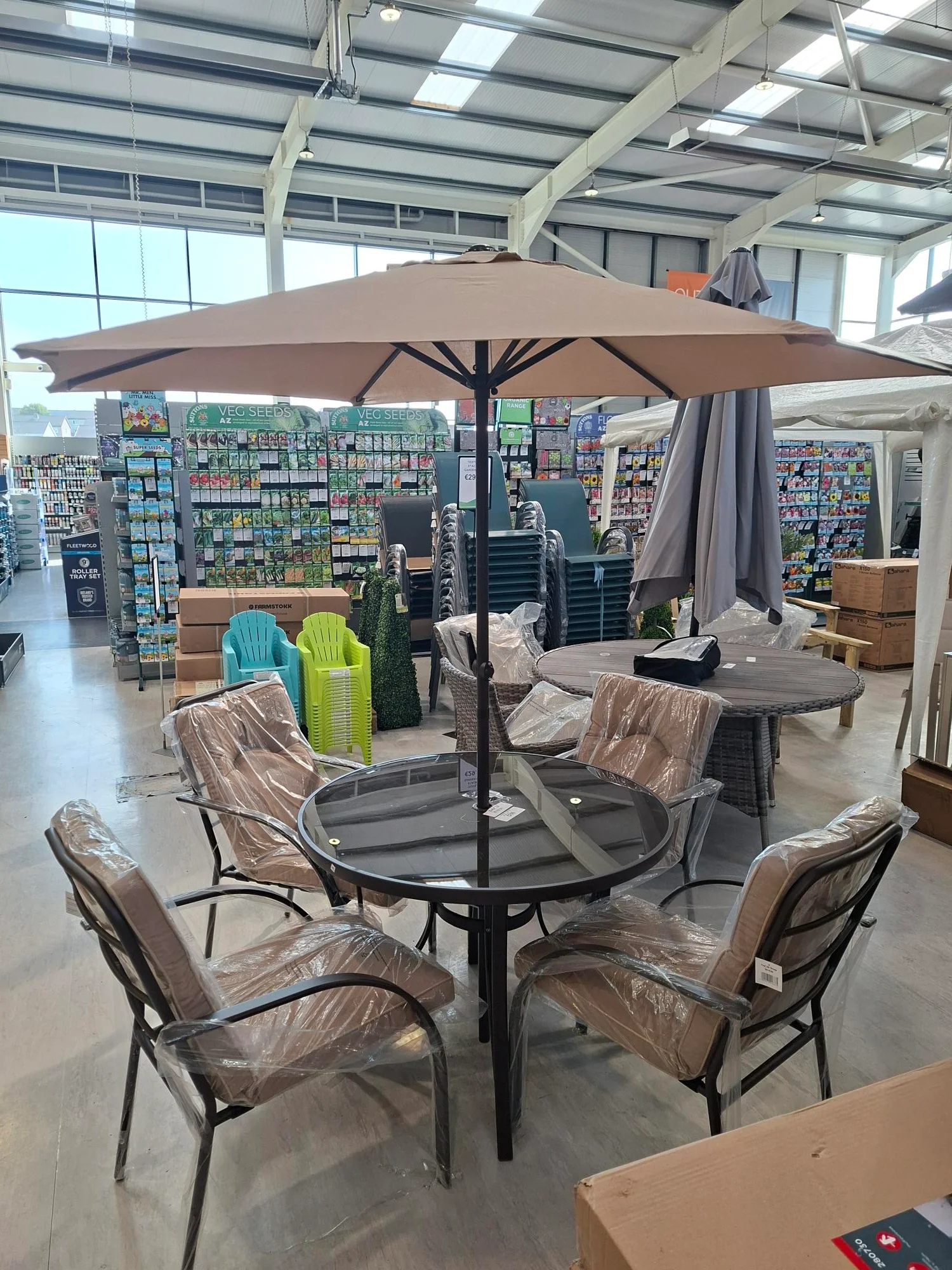 Verona 4 Seater Round Dining Set & Parasol