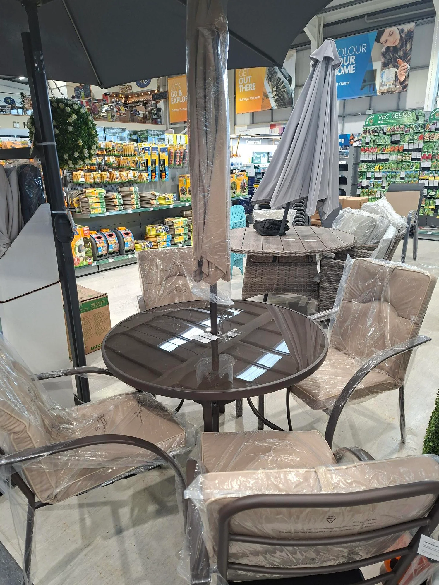 Verona 4 Seater Round Dining Set & Parasol - Image 3