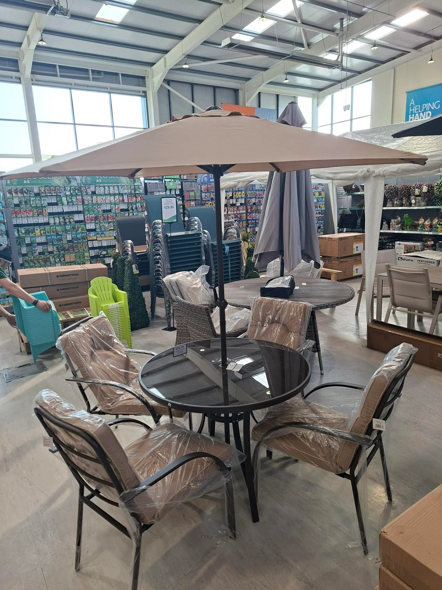 Verona 4 Seater Round Dining Set & Parasol - Image 4