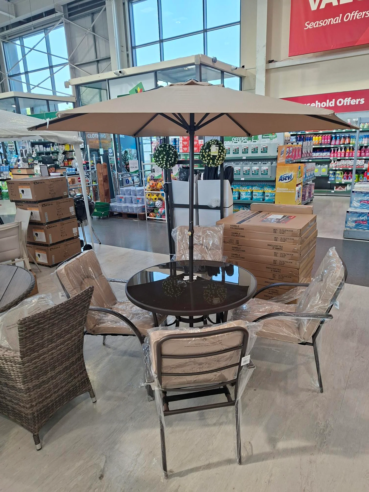 Verona 4 Seater Round Dining Set & Parasol - Image 5